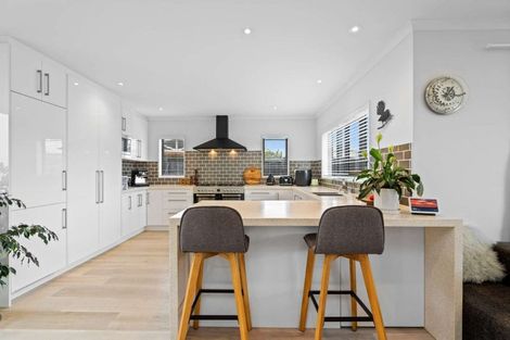 Photo of property in 14 Miami Place, One Tree Point, 0118