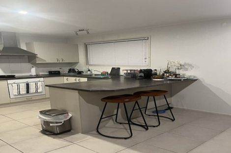 Photo of property in 36 Deverell Place, Northcross, Auckland, 0632