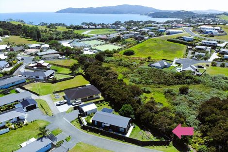 Photo of property in 2 Meenas Place, Cable Bay, 0420