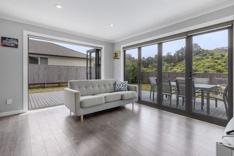 Photo of property in 10 Tararua Close, Aotea, Porirua, 5024