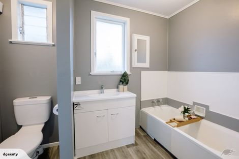 Photo of property in 79 Collins Road, Melville, Hamilton, 3206