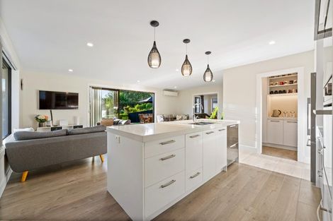 Photo of property in 13 Vogwill Road, Kumeu, 0810