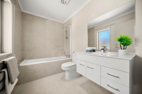 Photo of property in 9 Horizon View Road, Oteha, Auckland, 0632