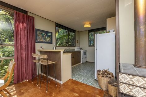 Photo of property in 1 Pendrell Road, Piha, 0772