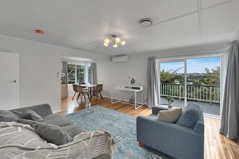 Photo of property in 6 Salford Street, Newlands, Wellington, 6037