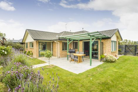 Photo of property in 157 Ruapehu Drive, Fitzherbert, Palmerston North, 4410