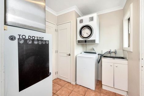 Photo of property in 2 Hollyhock Place, Browns Bay, Auckland, 0630