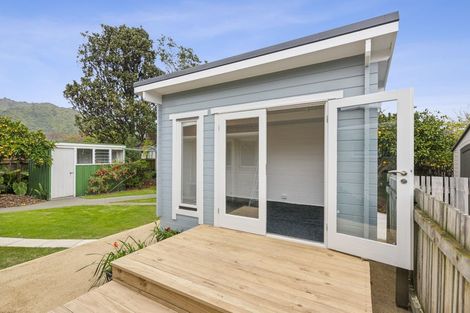 Photo of property in 18 Rewarewa Crescent, Waikanae, 5036