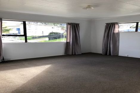 Photo of property in 26 Cheltenham Terrace, Newlands, Wellington, 6037