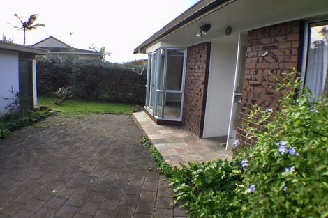 Photo of property in 2/27 Mannering Place, Hillcrest, Auckland, 0627