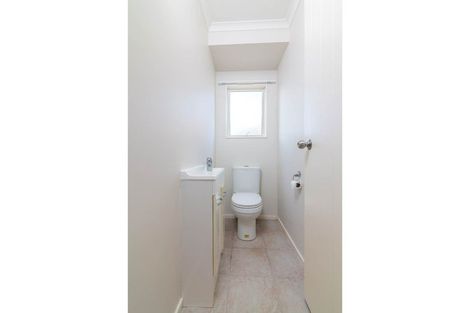 Photo of property in 24 Newry Close, East Tamaki Heights, Auckland, 2016