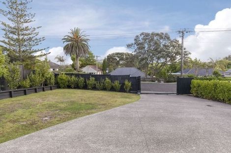 Photo of property in 28 Hanlon Crescent, Narrow Neck, Auckland, 0624