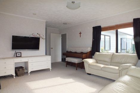 Photo of property in 87 Hillcrest Drive, Kelvin Grove, Palmerston North, 4414