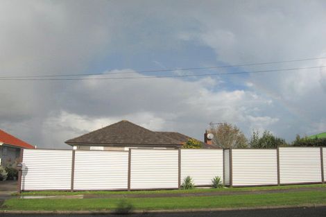 Photo of property in 37 Mellons Bay Road, Mellons Bay, Auckland, 2014