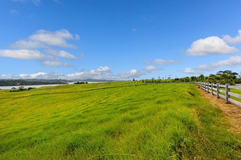 Photo of property in 205 Vaughans Road, Okura, Auckland, 0792