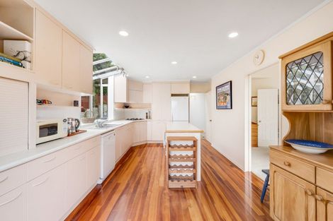 Photo of property in 18 Gibson Place, Mellons Bay, Auckland, 2014