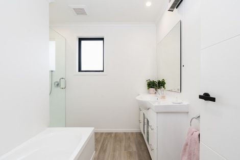 Photo of property in 165 Macandrew Road, South Dunedin, Dunedin, 9012