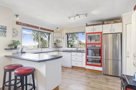 Photo of property in 8 Valdese Rise, Browns Bay, Auckland, 0630