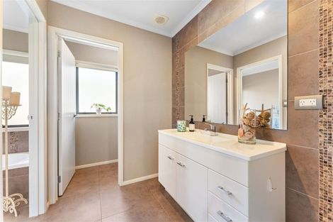 Photo of property in 17 Gavinike Place, Waimauku, 0812