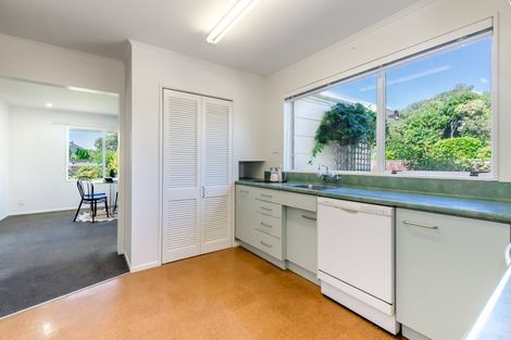 Photo of property in 2a Rewarewa Crescent, Waikanae, 5036
