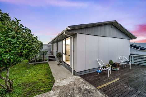Photo of property in 2/4 Hanson Place, West Harbour, Auckland, 0618