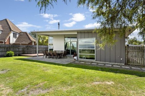 Photo of property in 19 Springdale Grove, Fitzherbert, Palmerston North, 4410