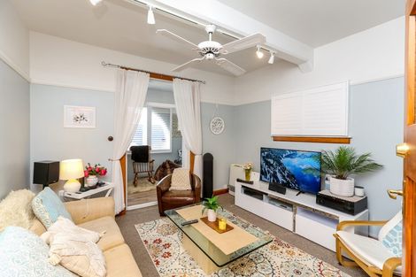 Photo of property in Devonport Apartments, 5/127 Saint Aubyn Street, New Plymouth, 4310