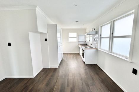 Photo of property in 32 Queenwood Road, Levin, 5510