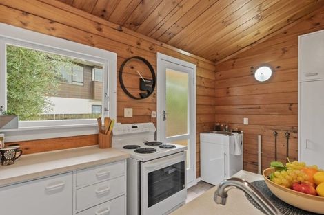 Photo of property in 2/15 Selwyn Crescent, Forrest Hill, Auckland, 0620