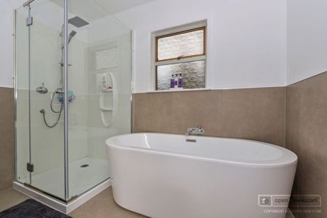 Photo of property in 2/240 Forrest Hill Road, Forrest Hill, Auckland, 0620