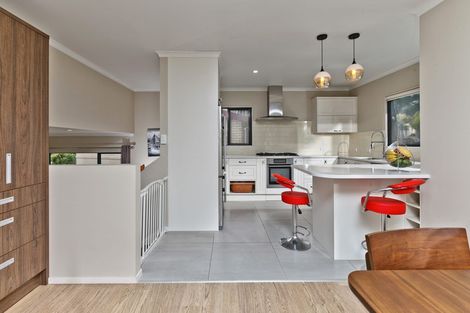 Photo of property in 28 Crimson Park, Oteha, Auckland, 0632