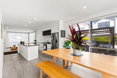 Photo of property in 69 Karepiro Drive, Stanmore Bay, Whangaparaoa, 0932
