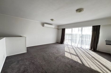 Photo of property in 2/3 Sovereign Place, Glenfield, Auckland, 0629