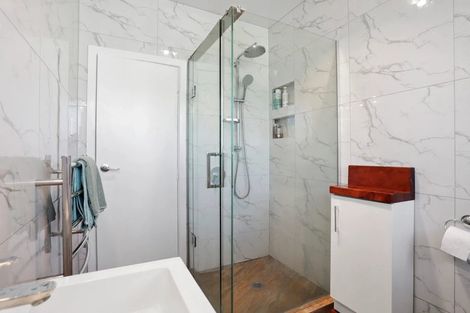 Photo of property in 15 Kingdale Road, Henderson, Auckland, 0610