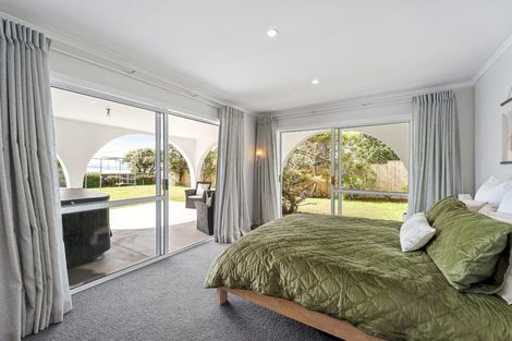 Photo of property in 2 Hardley Avenue, Tindalls Beach, Whangaparaoa, 0930