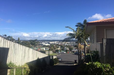 Photo of property in 2/22 Grenadine Place, Unsworth Heights, Auckland, 0632