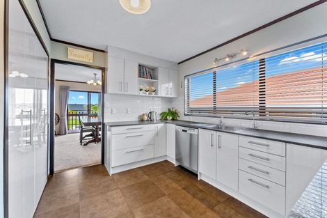 Photo of property in 18 Kennedy Avenue, Forrest Hill, Auckland, 0620