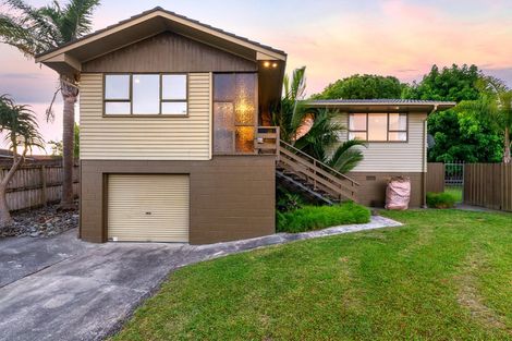 Photo of property in 17 Foyle Place, Glendene, Auckland, 0602