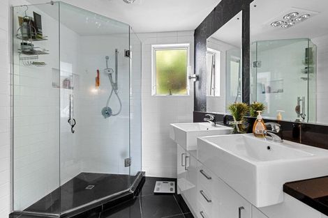 Photo of property in 28 Murano Place, Chatswood, Auckland, 0626