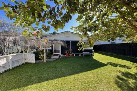 Photo of property in 10a Second Avenue, Stanley Point, Auckland, 0624