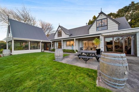 Photo of property in 48 Kairau Road West, Sentry Hill, New Plymouth, 4373