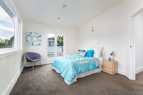 Photo of property in 1 Luckens Road, West Harbour, Auckland, 0618