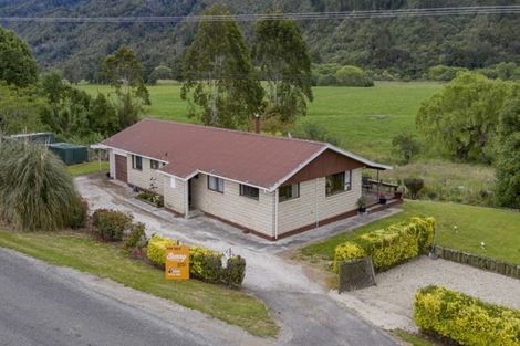 Photo of property in 196 Fairfax Street, Murchison, 7007