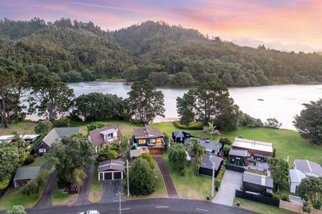 Photo of property in 137 Patuwai Drive, Whangamata, 3620