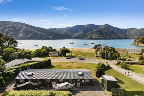 Photo of property in 1992 Queen Charlotte Drive, Momorangi Bay, Picton, 7281