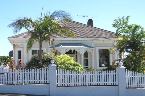 Photo of property in 217a Onewa Road, Birkenhead, Auckland, 0626