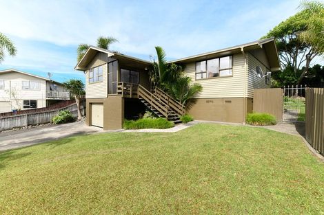 Photo of property in 17 Foyle Place, Glendene, Auckland, 0602