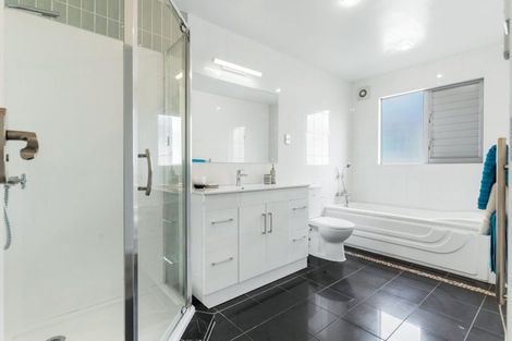 Photo of property in 33 Medallion Drive, Oteha, Auckland, 0632