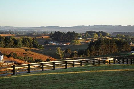 Photo of property in 21 Bush Road, Waiatarua, Auckland, 0604