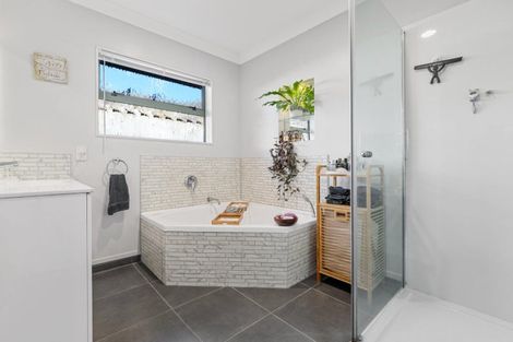 Photo of property in 10 Wouldbank Way, Welcome Bay, Tauranga, 3112